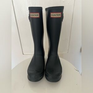 Kids navy blue hunter rain boots. Size 2/3. Good condition.